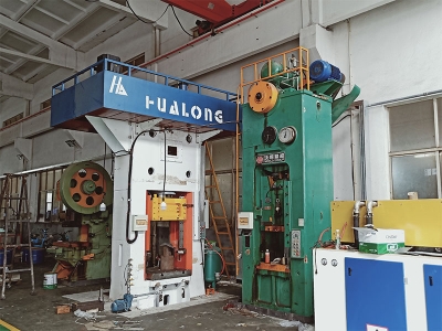 壓磚機在輕質耐火磚中的應用